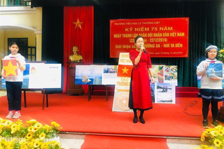 Cô Nguyễn Hồng Huệ giới thiệu cuốn sách "Trường Sa - Nơi ta đến" của tác giả Nguyễn Mỹ Trà