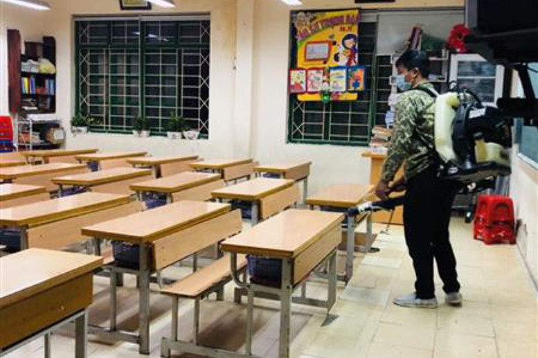 Phun khử khuẩn các lớp, phòng ban và khuôn viên nhà trường