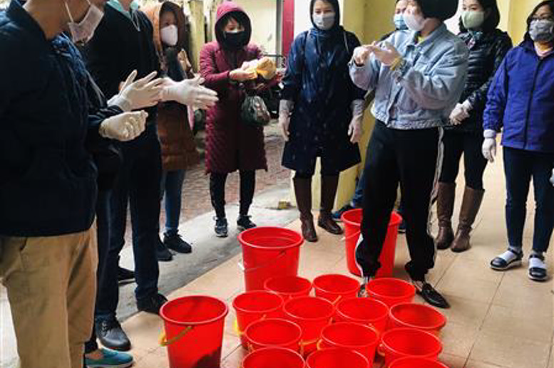 Bà Đặng Thị Mai - Hiệu trưởng trường tiểu học Lý Thường Kiệt trực tiếp hướng dẫn, chỉ đạo CBGV NV nhà trường tổng vệ sinh bằng dung dịch khử khuẩn Chloramin B