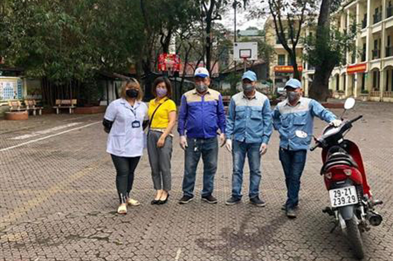Trung tâm Y tế Quận Đống Đa phối hợp với nhà trường tiếp tục phun dung dịch sát khuẩn cloramin B 