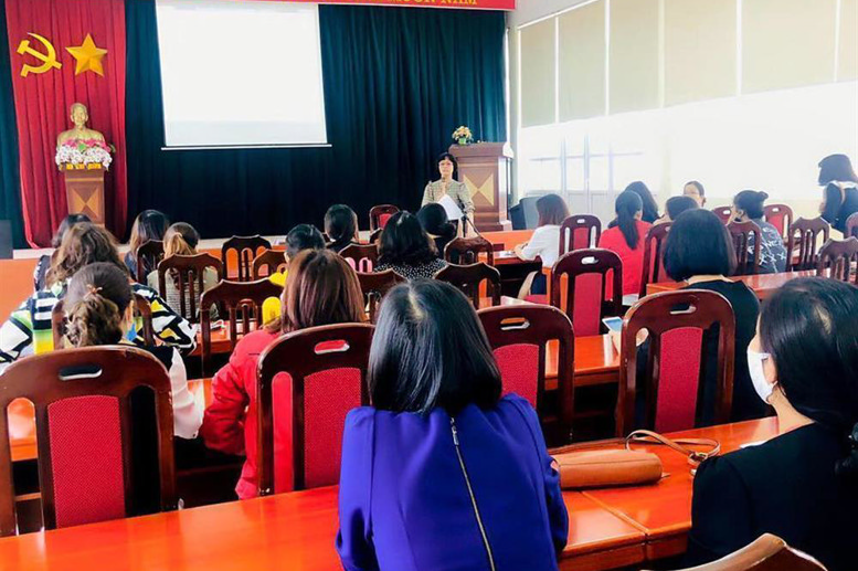 Đ/c Đặng Thị Mai - Hiệu trưởng triển khai các văn bản, hướng dẫn tới toàn thể Hội đồng nhà trường để phòng chống dịch
