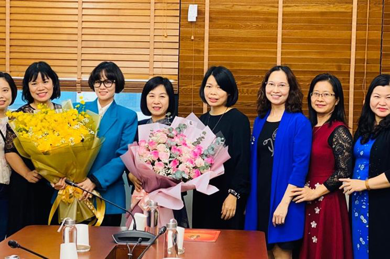 Đ/c Đặng Thị Mai - Phó trưởng phòng Nội Vụ Quận Đống Đa cùng đ/c Nguyễn Linh Chi - Tân Hiệu trưởng trường tiểu học Lý Thường Kiệt chụp ảnh lưu niệm cùng BGH và các KTCM nhà trường.