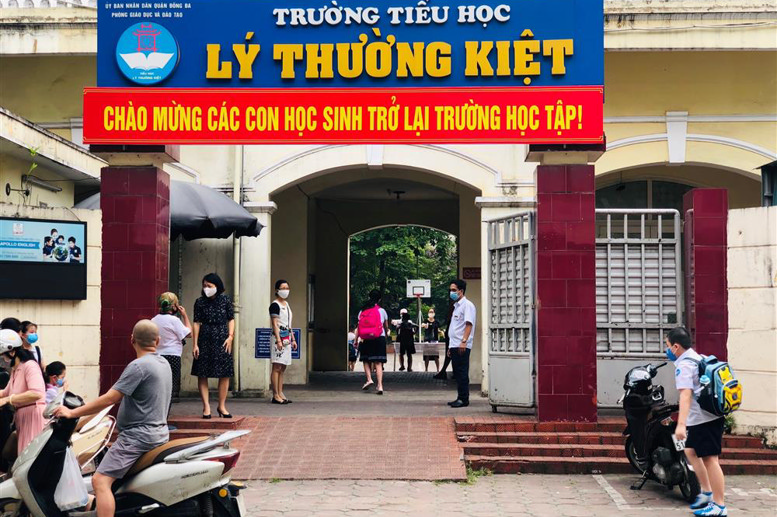 Cổng trường đảm bảo thông thoáng trước giờ học
