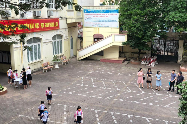 Sân trường trước buổi học