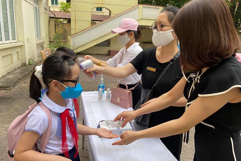 Tổ chức đo thân nhiệt cho học sinh 