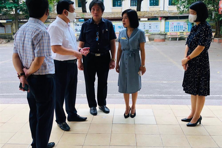 Đồng chí Võ Nguyên Phong – Chủ tịch UBND quận Đống Đa vào thăm lớp 1A1 và kiểm tra cơ sở vật chất, việc thực hiện đo thân nhiệt và sát khuẩn tay cho học sinh