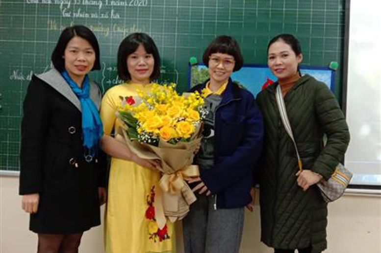 BGH trường tiểu học Lý Thường Kiệt chúc mừng cô giáo Hoàng Thị Hảo sau tiết dạy