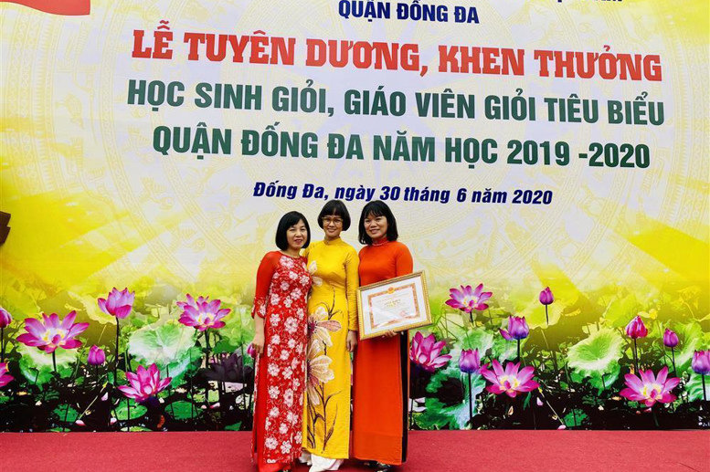 Đ/c Đặng Thị Mai - Phó Trưởng phòng Nội vụ , đ/c Nguyễn linh Chi - Hiệu trưởng trường tiểu học Lý Thường Kiệt chụp ảnh lưu niệm cùng cô giáo Hoàng Thị Hảo
