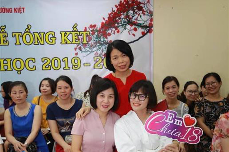 BGH nhà trường chụp ảnh cùng đ/c Đặng Thị Mai