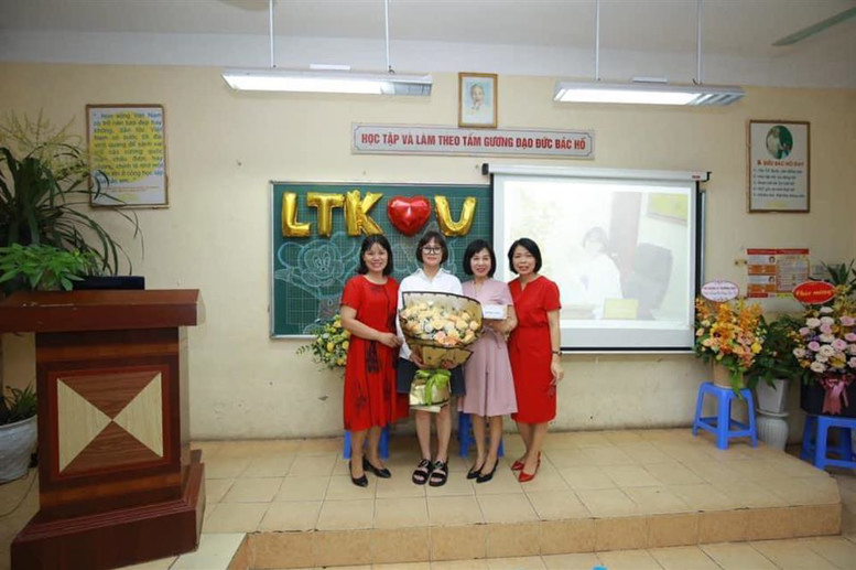 BGH + CTCĐ chụp ảnh lưu niệm cùng đ/c Mai