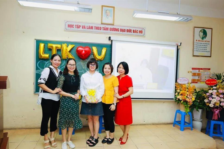 Chi bộ Đảng chụp ảnh lưu niệm cùng đ/c Mai