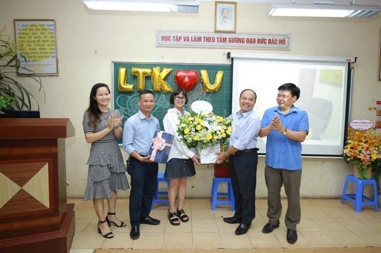 Ban phụ huynh nhà trường chụp ảnh lưu niệm cùng đ/c Đặng Thị Mai - Nguyên Hiệu trưởng nhà trường và chúc mừng đ/c Nguyễn Linh Chi - Tân Hiệu trưởng trường Tiểu học Lý Thường Kiệt