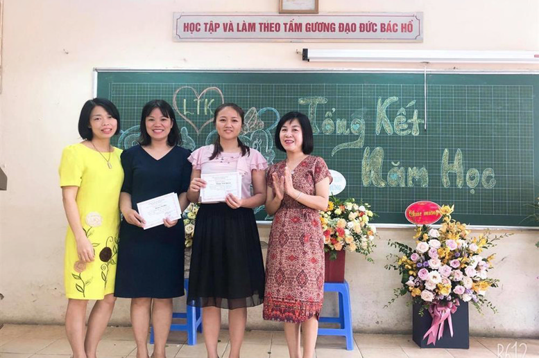 BGH chúc mừng 2 đ/c đạt thành tích cao trong Hội thi GVDG cấp Quận