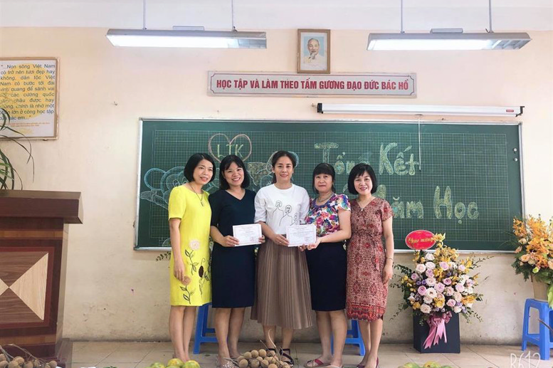 BGH chúc mừng các đ/c đạt giải Nhì trong Hội thi thiết kế bài giảng E learning cấp Quận