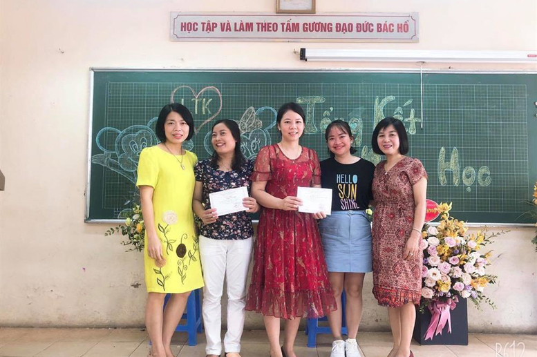 BGH chúc mừng các đ/c đạt giải Ba Hội thi thiết kế Bài giảng E learning cấp Quận
