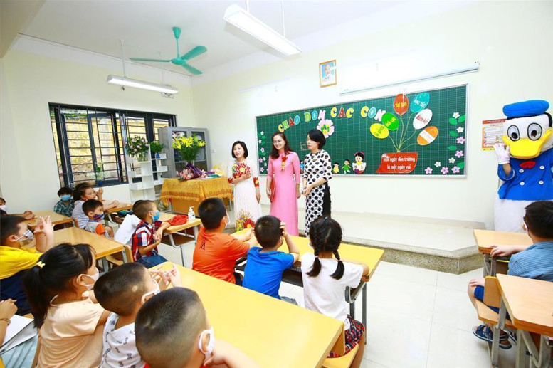 Cô giáo Nguyễn Linh Chi - Hiệu trưởng nhà trường gặp gỡ và giới thiệu GVCN lớp 1A1 