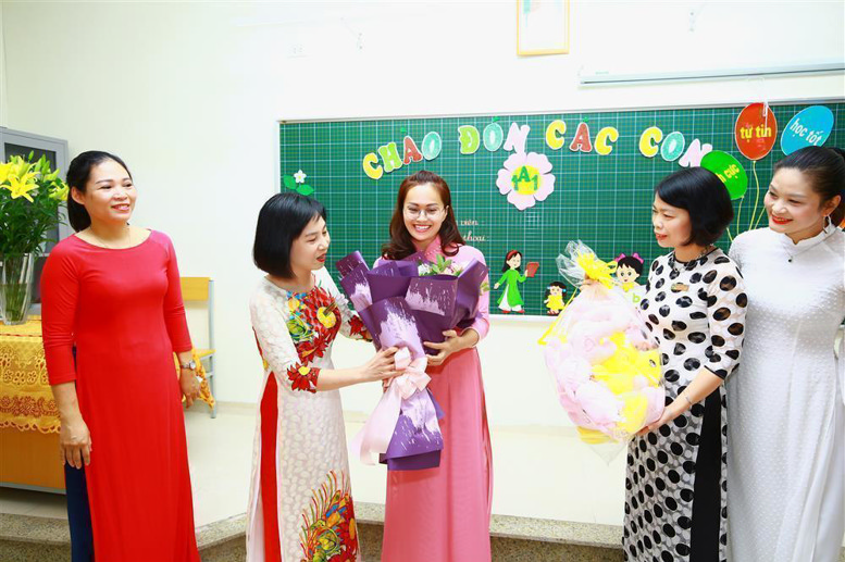 BGH trường Tiểu học Lý Thường Kiệt tặng hoa chúc mừng thầy và trò lớp 1A1