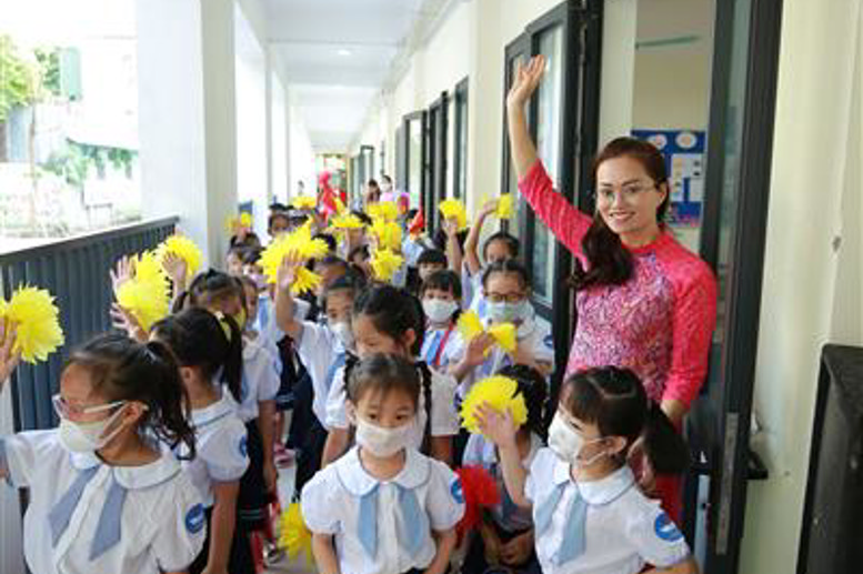 Các con học sinh lớp 1 dự lễ khai giảng