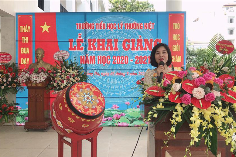 Cô giáo Nguyễn Linh Chi - Hiệu trưởng nhà trường đọc diễn văn chào mừng năm học mới