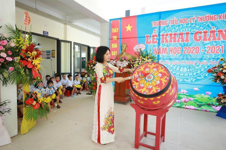 Cô giáo Hiệu trưởng Nguyễn Linh Chi đánh trống khai trường