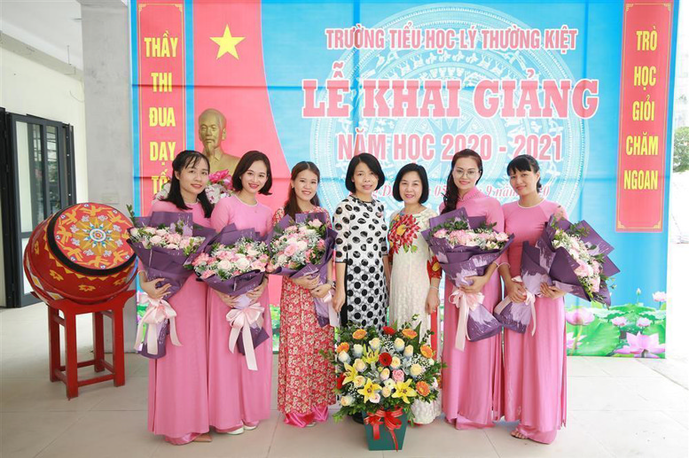 BGH nhà trường chụp ảnh lưu niệm cùng với các cô giáo lớp 1