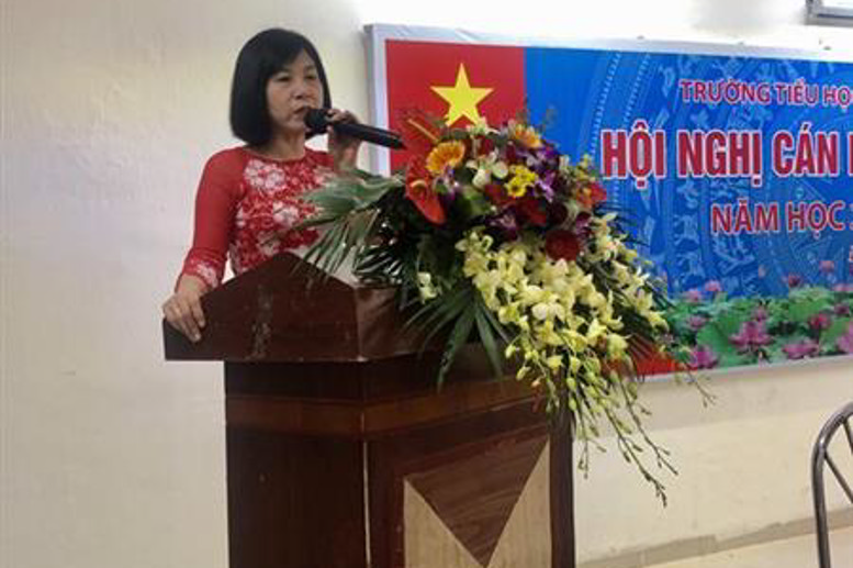 Đ/c Nguyễn Linh Chi - Hiệu trưởng giải đáp các ý kiến tham luận