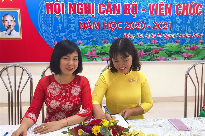 Đ/c Hoàng Thị Hảo - Chủ tịch Công đoàn ký cam kết thực hiện Quy chế dân chủ với lãnh đạo nhà trường