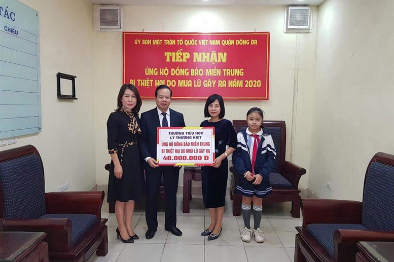 Cô giáo Nguyễn Linh Chi - Hiệu trưởng trường Tiểu học Lý Thường Kiệt thay mặt Thầy và trò nhà trường ủng hộ đồng bào miền Trung tại UBMTTQ VN quận Đống Đa.