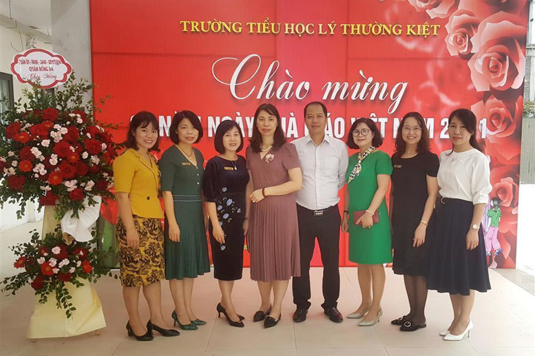 Lãnh đạo Quận ủy - HĐND - UBND - UBMTTQVN Quận Đống Đa chúc mừng nhà trường