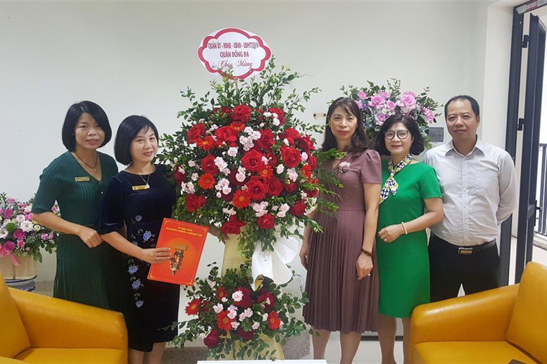 Lãnh đạo Quận ủy - HĐND - UBND - UBMTTQVN Quận Đống Đa chúc mừng nhà trường