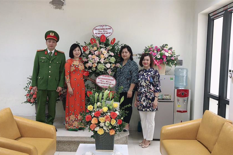 Đại diện lãnh đạo phường Văn Miếu chúc mừng nhân ngày Nhà giáo Việt Nam 20/11