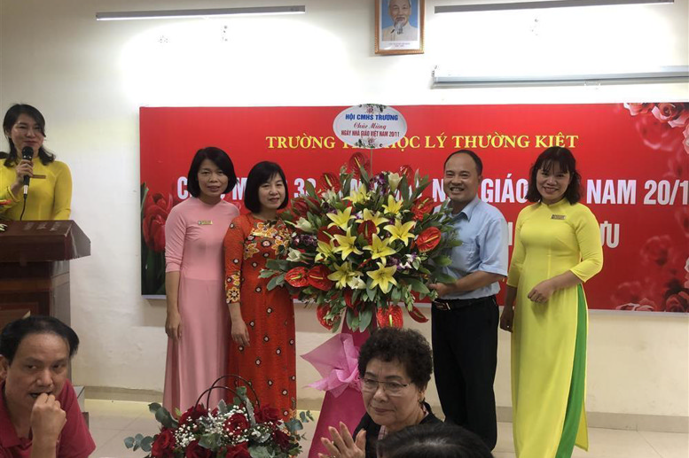 Đại diện Hội CMHS chúc mừng