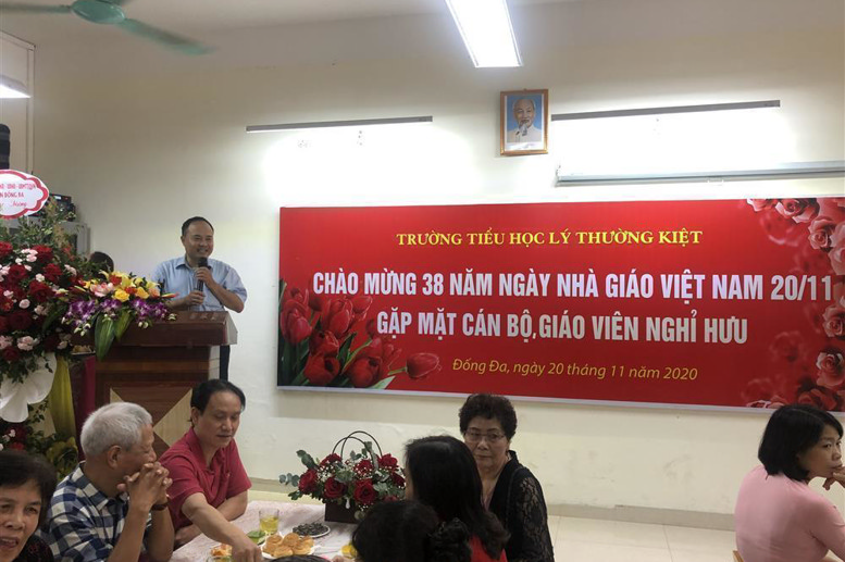 Ông Nguyễn Mạnh Cường - Ban đại diện Hội CMHS trường chúc mừng nhà trường 
