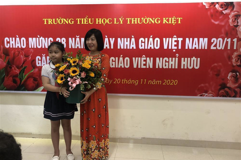 Học sinh Nguyễn Phúc Thu Hà - Lớp 5A1 đại diện cho các con học sinh phát biểu, tặng hoa tri ân các thầy cô giáo