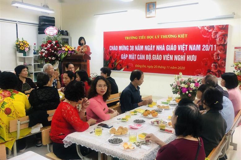 Đ/c Nguyễn Linh Chi - Bí thư Chi bộ, Hiệu trưởng nhà trường diễn văn chào mừng Ngày Nhà giáo Việt Nam