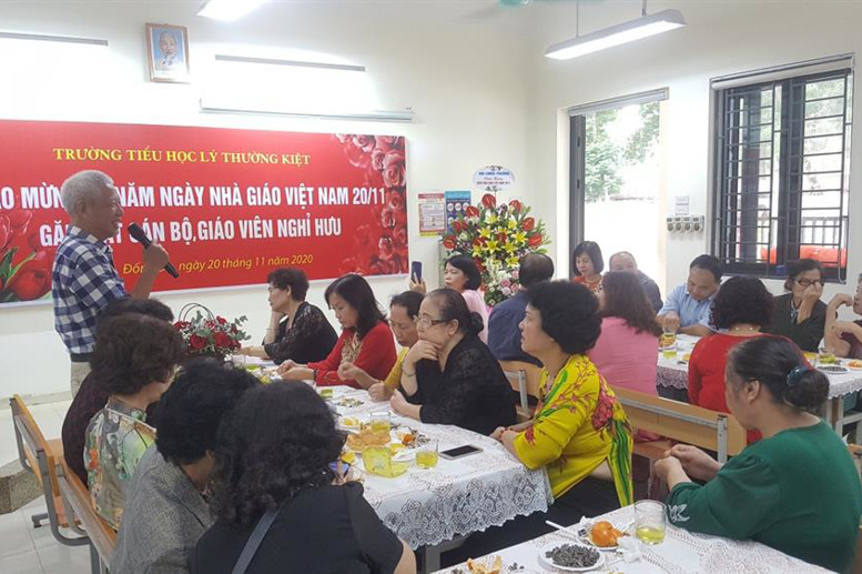 Ông Nguyễn Hữu Phát - Nguyên Hiệu trưởng nhà trường - đại diện CBQL hưu trí phát biểu