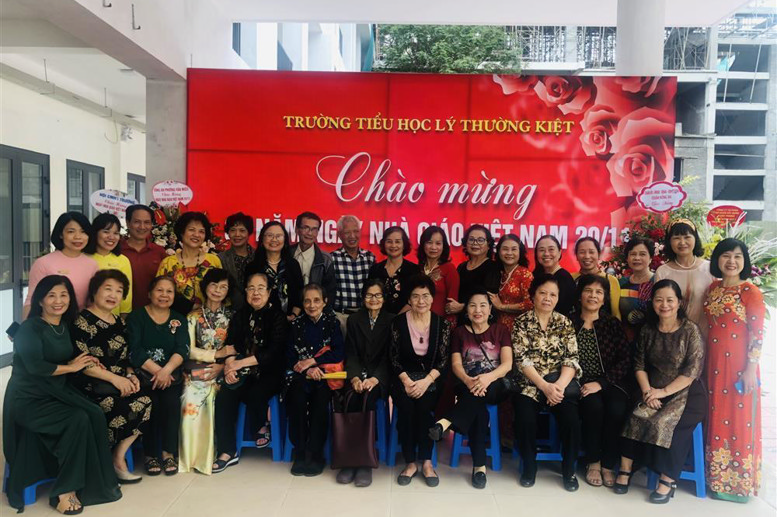 Ban giám hiệu nhà trường chụp ảnh lưu niệm cùng các cựu giáo chức, các Nhà giáo lão thành các thế hệ của trường Tiểu học Lý Thường Kiệt