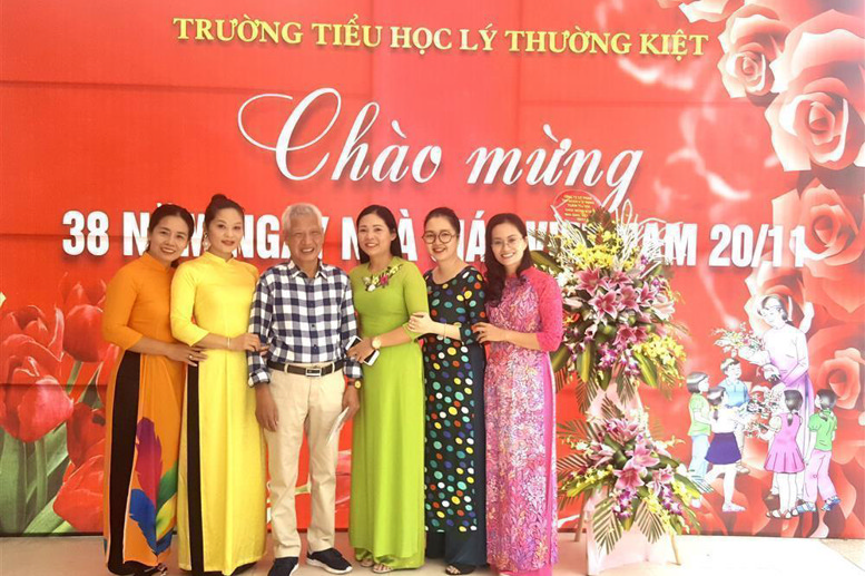 Giáo viên nhà trường chụp ảnh lưu niệm cùng Thầy Nguyễn Hữu Phát - Nguyên Bí thư Chi bộ Hiệu trưởng nhà trường