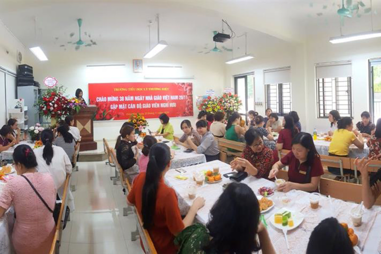 CBGV nhà trường họp mặt, tổng kết, đánh giá hoạt động thi đua chào mừng ngày Nhà giáo VN