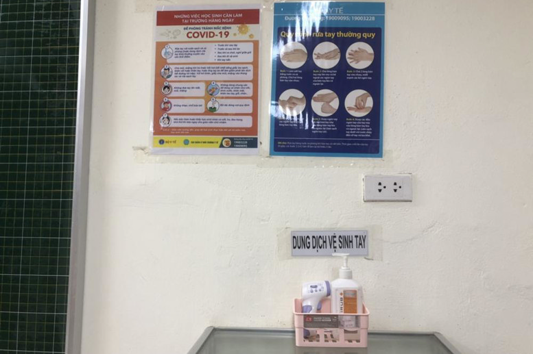 Các hình ảnh tuyên truyền được dán tại các lớp học