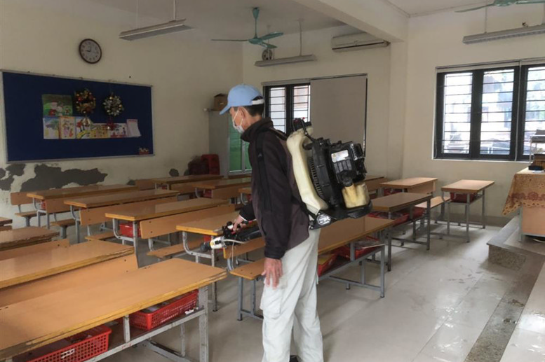 Nhà trường phối hợp với Trạm Y tế phường phun khử khuẩn trường, lớp