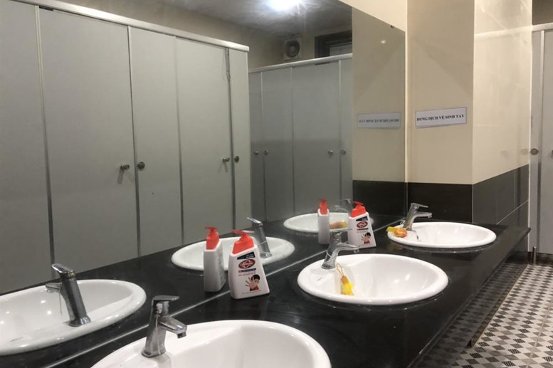 Nhà vệ sinh đảm bảo đầy đủ xà phòng, hệ thống nước sạch