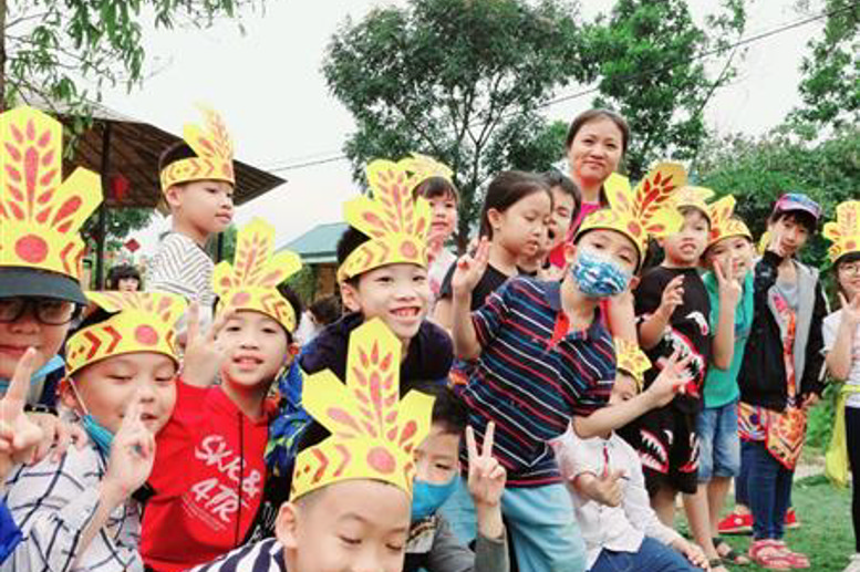 Cô và trò phấn khởi khi được đến "Cổ Loa Thành"