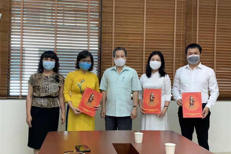 Lãnh đạo UBND Quận Đống Đa trao quyết định bổ nhiệm cho đ/c Lê Thị Thanh Thủy - Tân Hiệu trưởng trường Tiểu học Lý Thường Kiệt