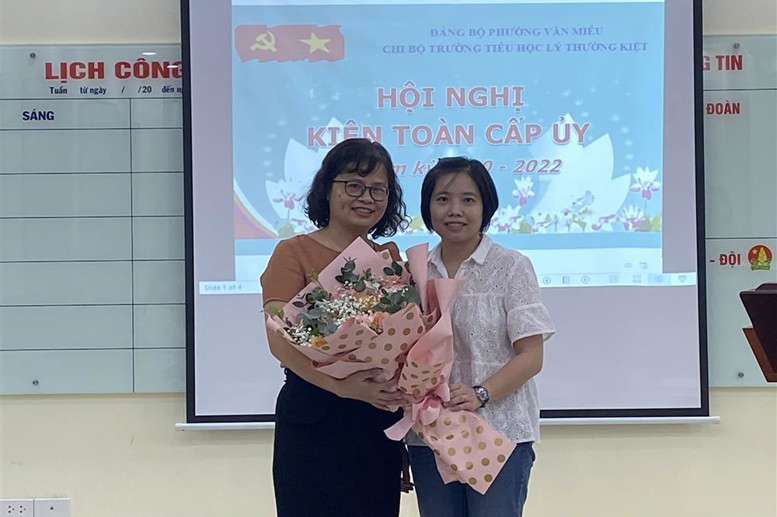 Đ/c Nghiêm Thùy Dương - Phó Bí thư Chi bộ tặng hoa chúc mừng đ/c Lê Thị Thanh Thủy - Bí thư Chi bộ trường Tiểu học Lý Thường Kiệt vừa được kiện toàn.