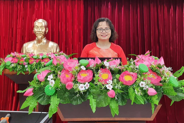 Đồng chí Lê Thị Thanh Thủy - Bí thư Chi bộ, Hiệu trưởng nhà trường trình bày phương hướng, nhiệm vụ năm học 2021 - 2022 