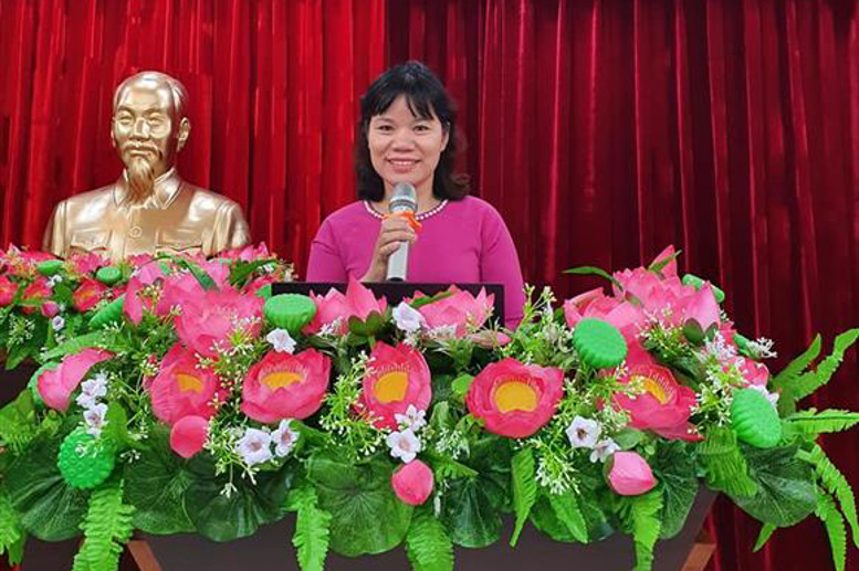Đồng chí Hoàng Thị Hảo - Chủ tịch Công đoàn thông qua Quy chế dân chủ
