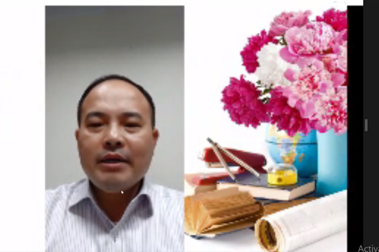 Đại diện BPH nhà trường chúc mừng các Thầy cô giáo