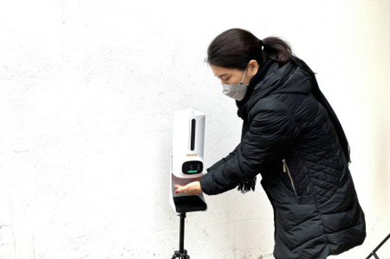 HS khử khuẩn và đo thân nhiệt tại cổng trường