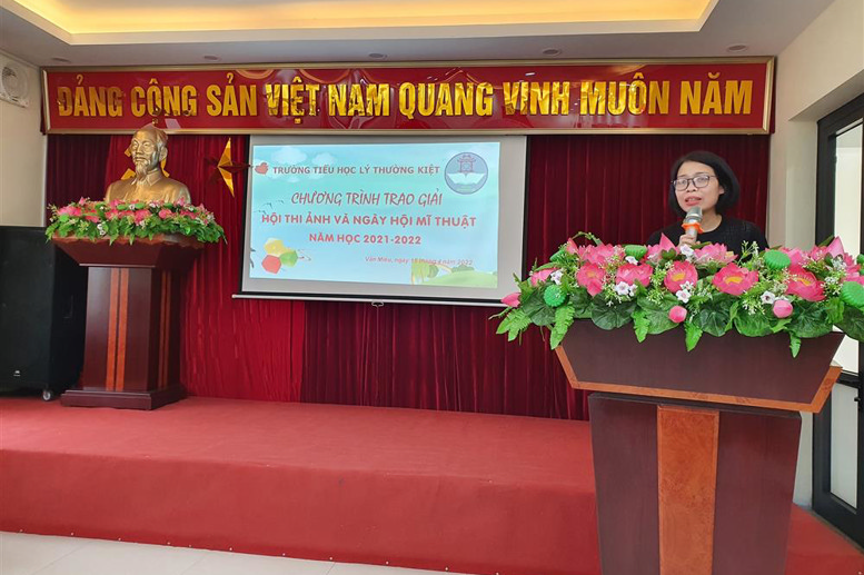 Cô giáo Đào Thanh Xuân - Phó Hiệu trưởng nhà trường đọc quyết định khen thưởng các tập thể và cá nhân đã có thành tích xuất sắc